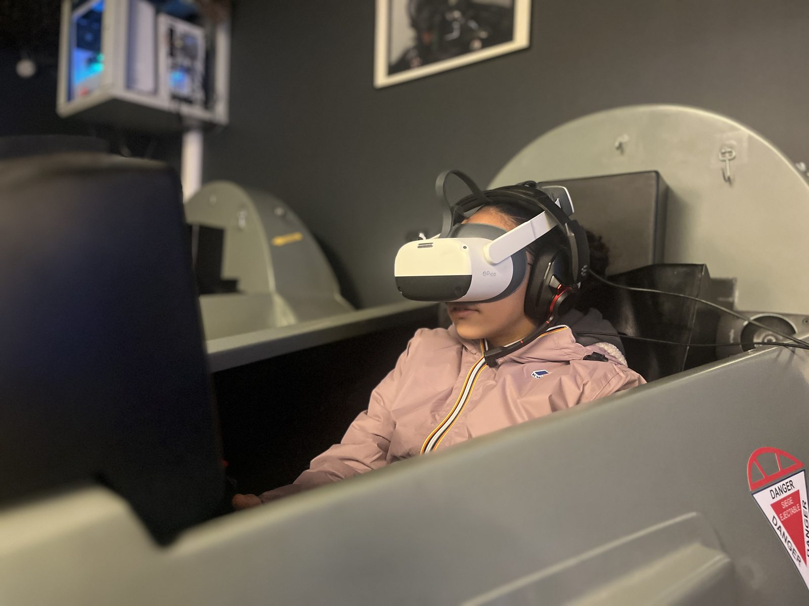 Aux commandes du Mirage 2000, casque VR sur la tête, chez Team Square