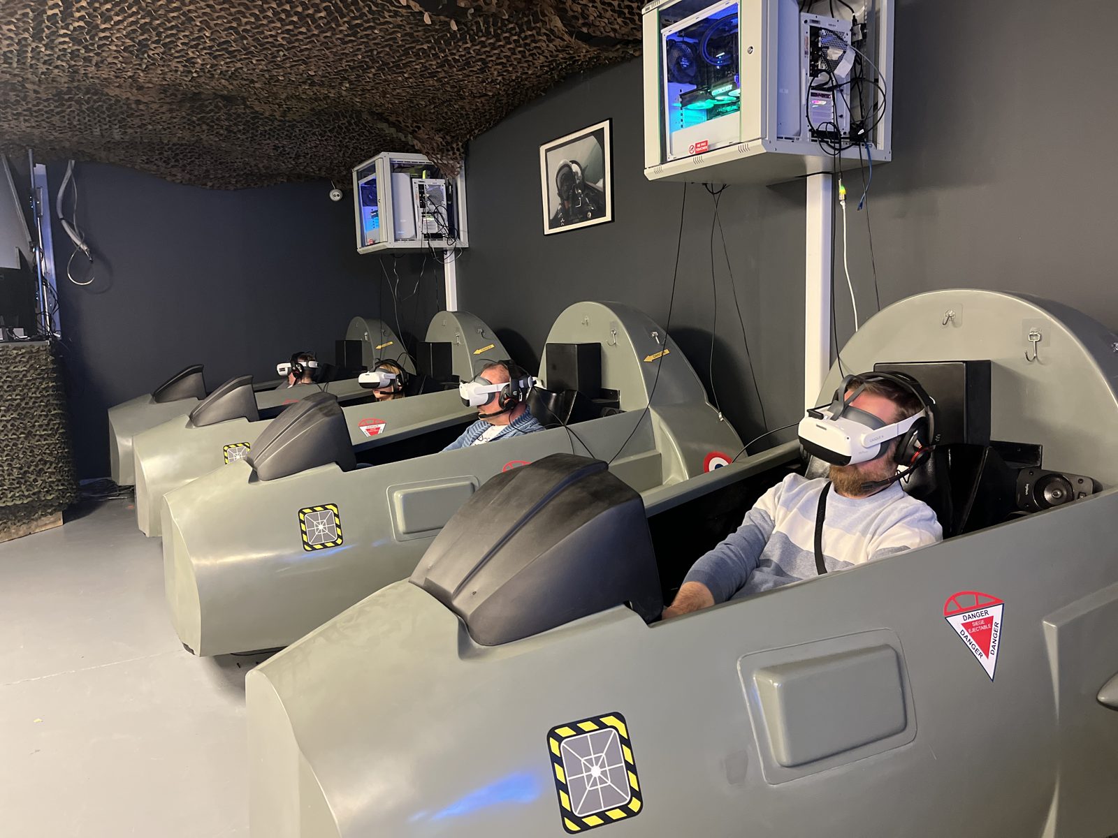 Groupe de collaborateurs sur les simulateurs Mirage 2000 chez Team Square